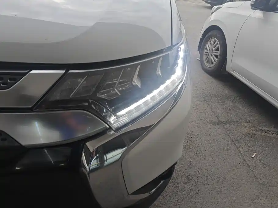 Mitsubishi Outlander — миниатюра 5