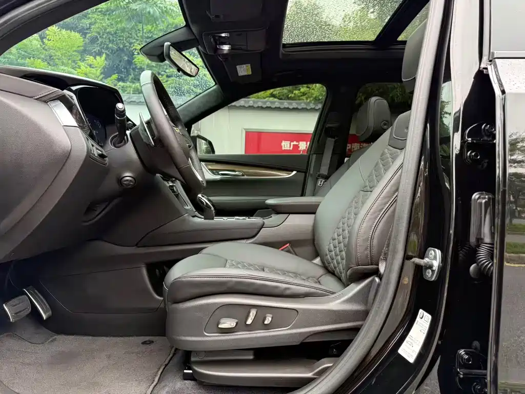 Cadillac XT6 2025 2.0T мест Executive