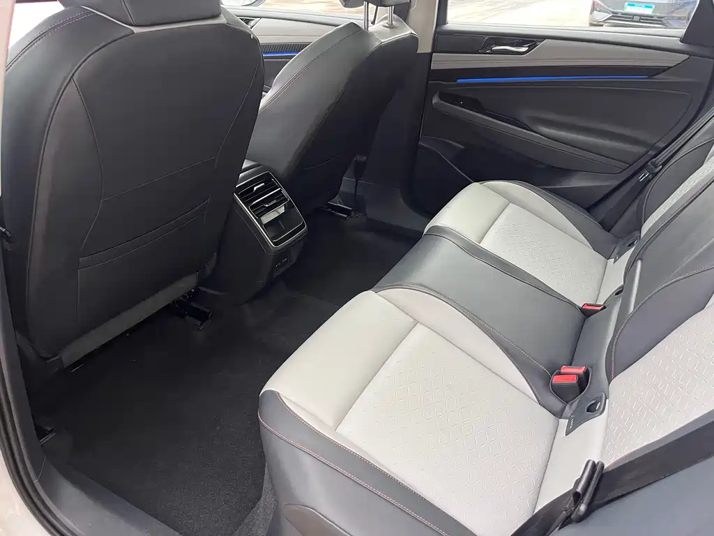 VOLKSWAGEN ID.7 VIZZION