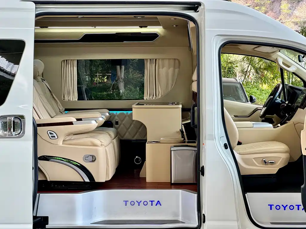 Toyota HiAce 2022 3.5L AT