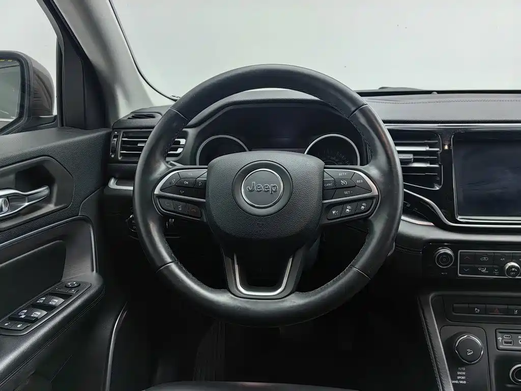Jeep Grand Commander — миниатюра 11