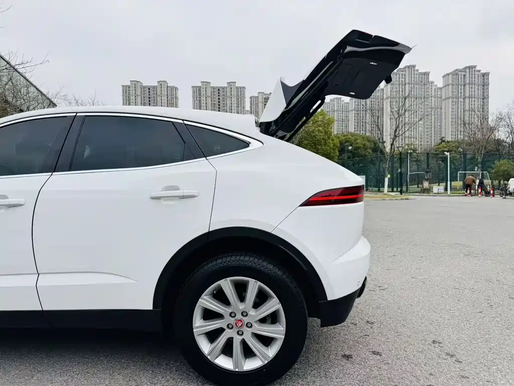 Jaguar E-PACE — миниатюра 19