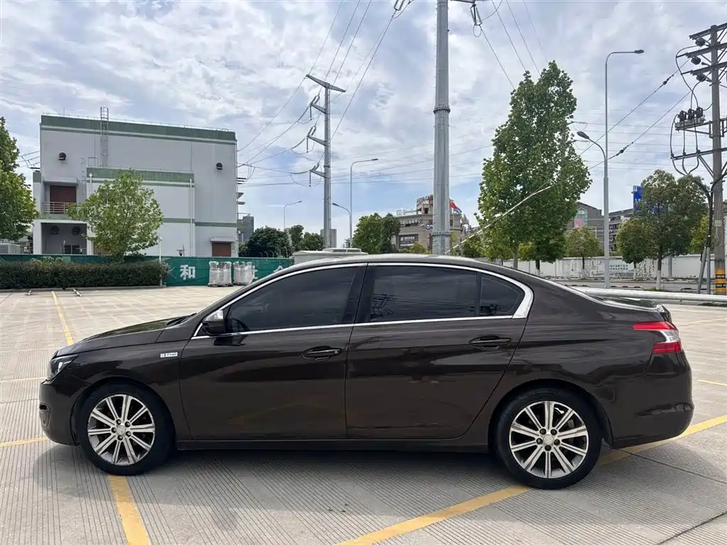 Peugeot 408 2015 1.2T AT Luxury