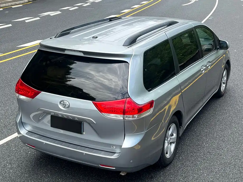 Toyota Sienna — миниатюра 19