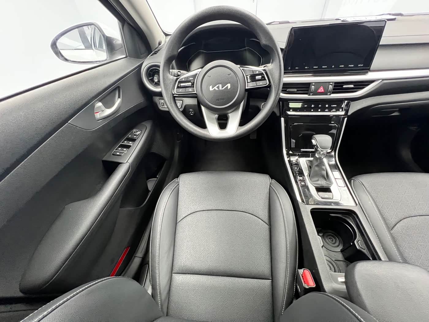 Kia K3 1.5 л 2022 г. Белый, пробег 21000 км