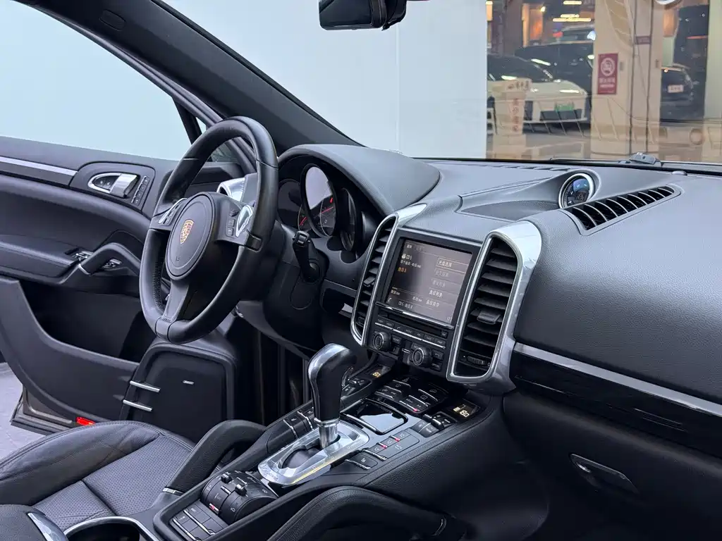 Porsche Cayenne — миниатюра 13