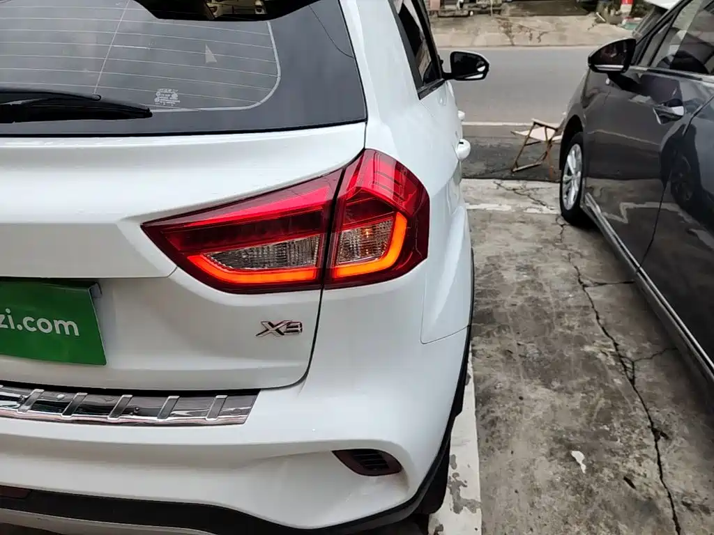Geely Vision X3 — миниатюра 8