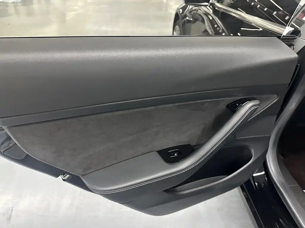 Tesla Model 3 — миниатюра 7