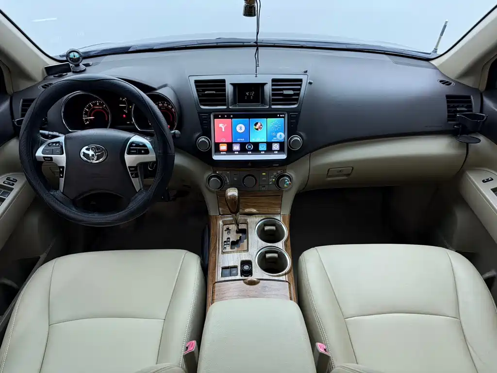 Toyota Highlander 2013 2.7L 5 мест
