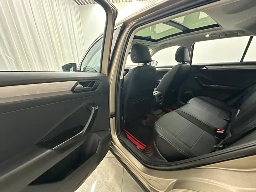 Volkswagen T-Roc — миниатюра 8