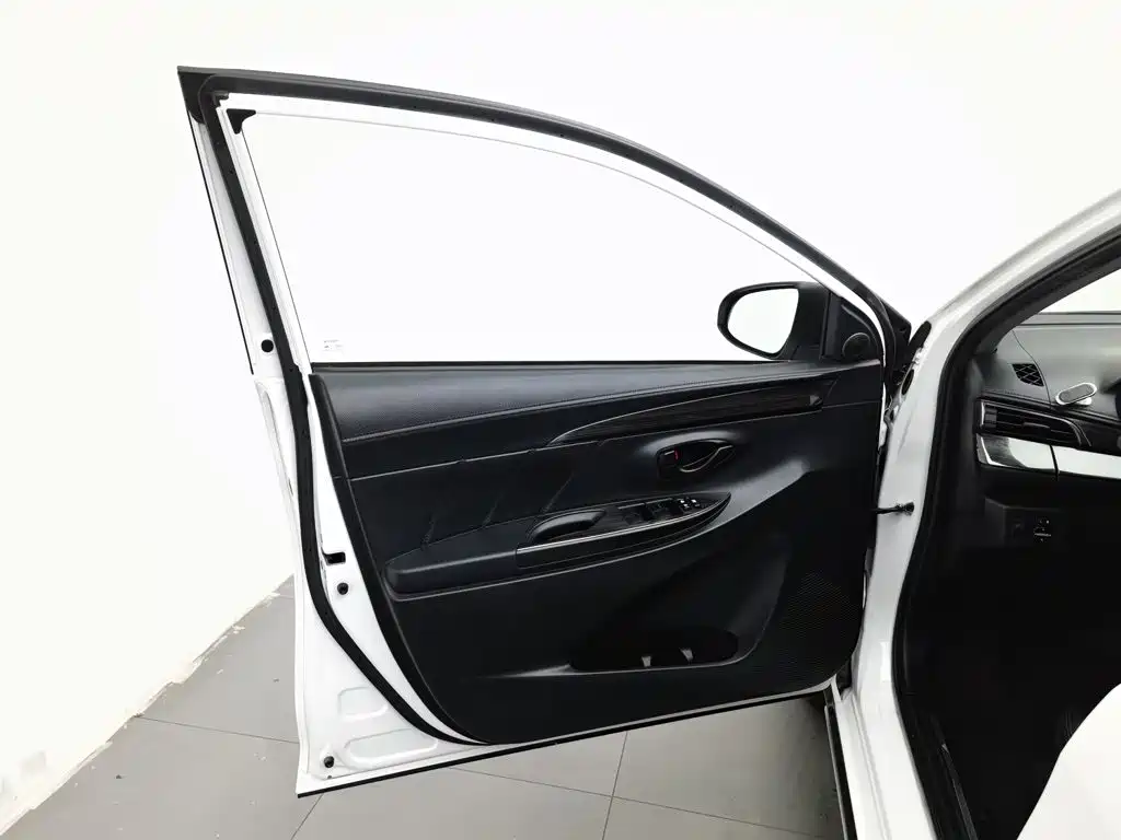 Toyota Yaris L — миниатюра 8