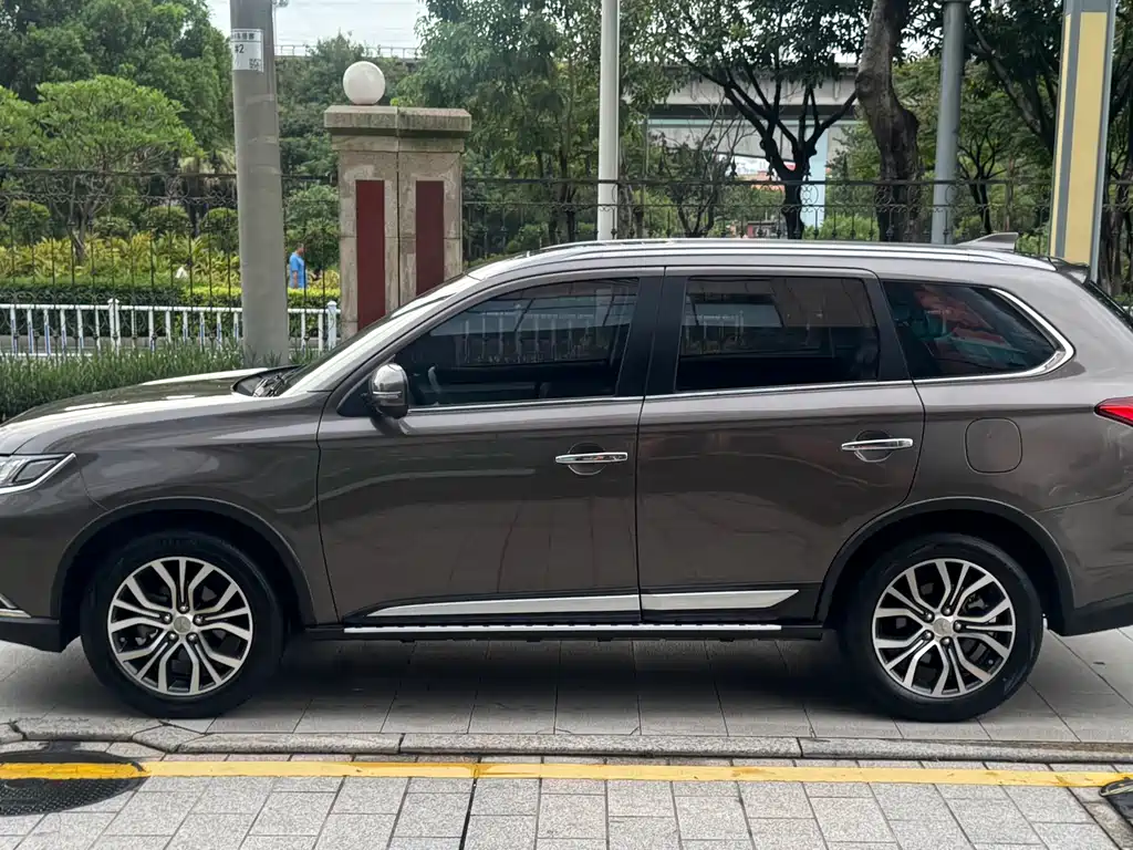 Mitsubishi Outlander — миниатюра 7