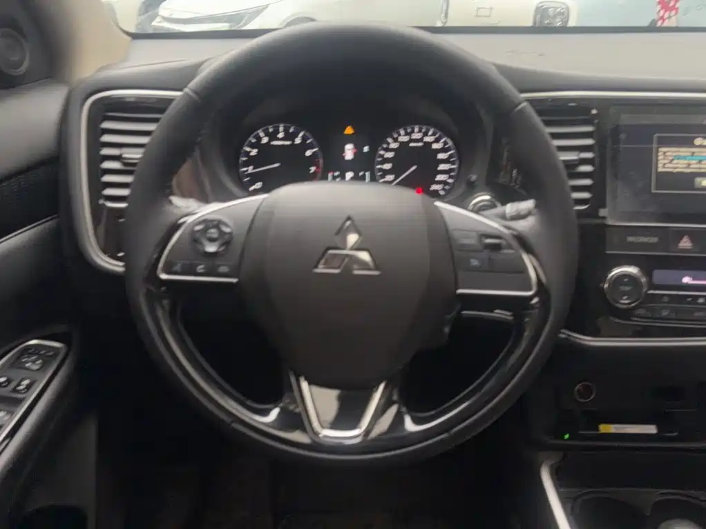 Mitsubishi Outlander — миниатюра 20