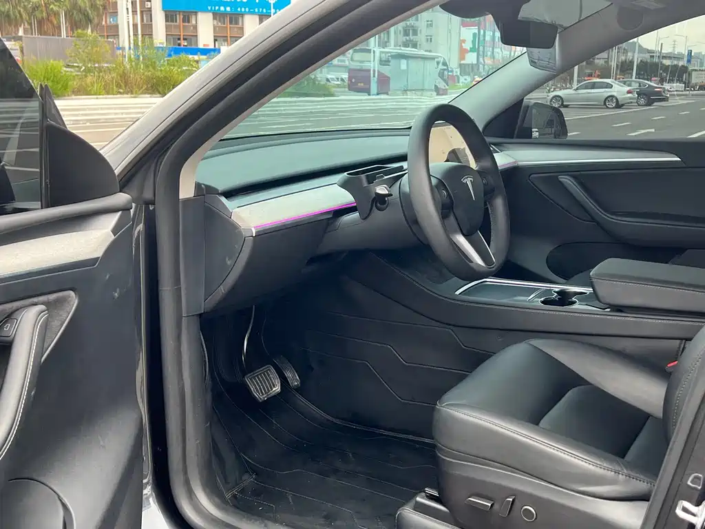 Tesla Model Y — миниатюра 8