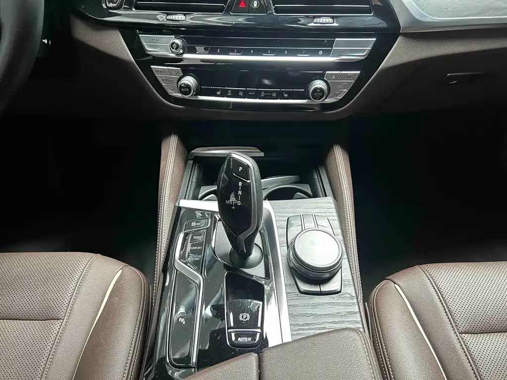 BMW 5 Series — миниатюра 7