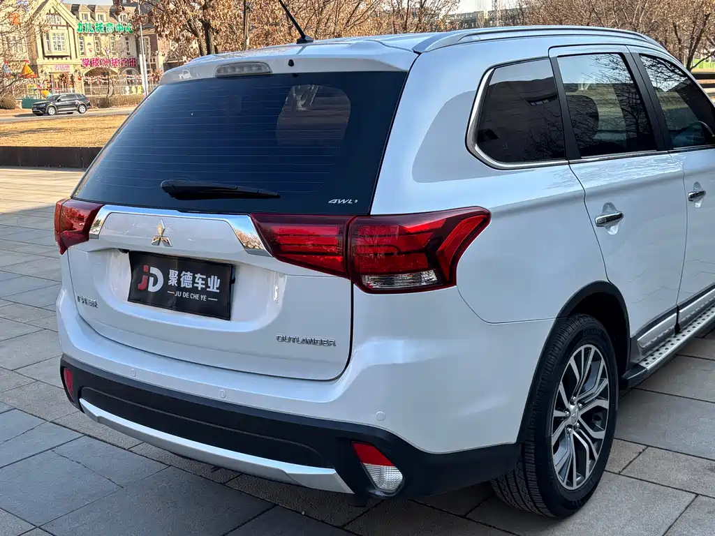 MITSUBISHI OUTLANDER