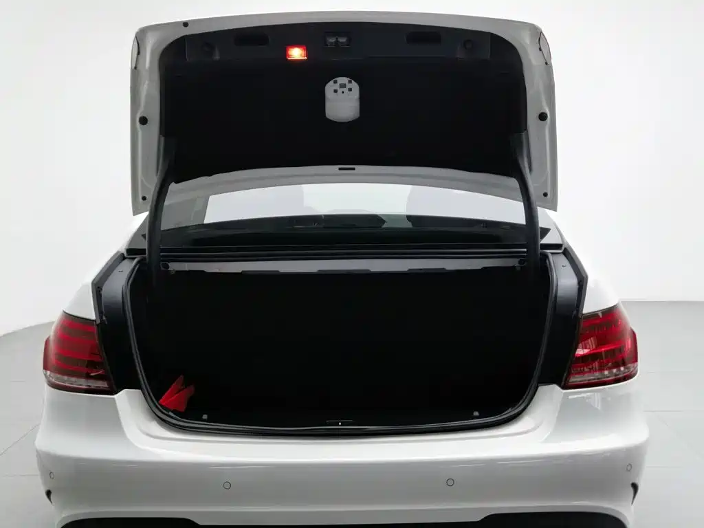 Mercedes-Benz E-Class — миниатюра 16