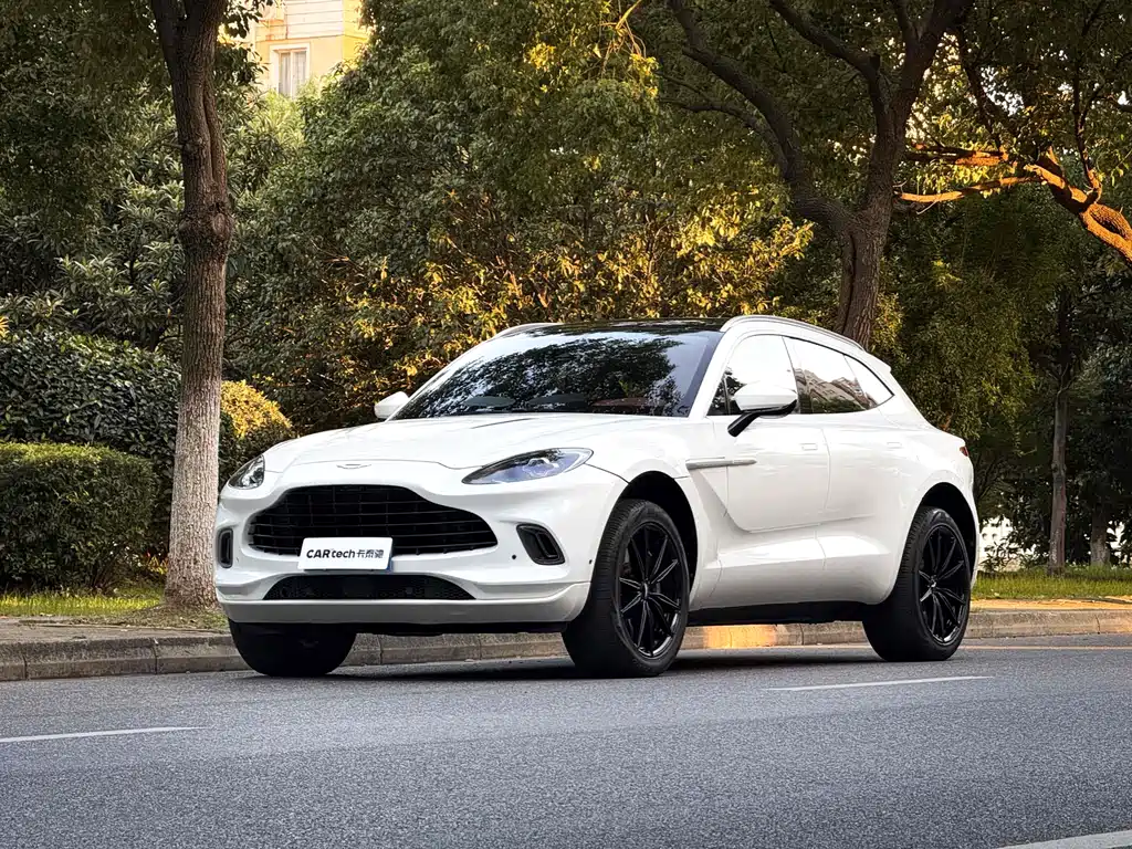 Aston Martin DBX 2022