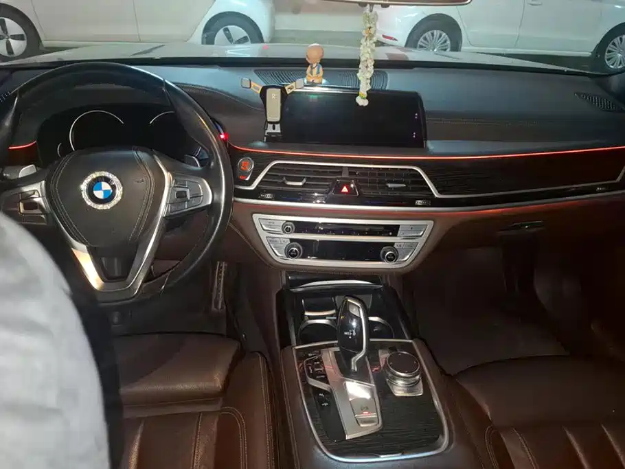 BMW 7 Series — миниатюра 12