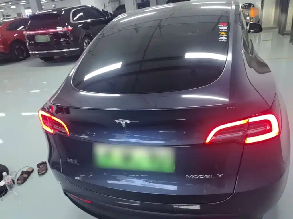 Tesla Model Y — миниатюра 6