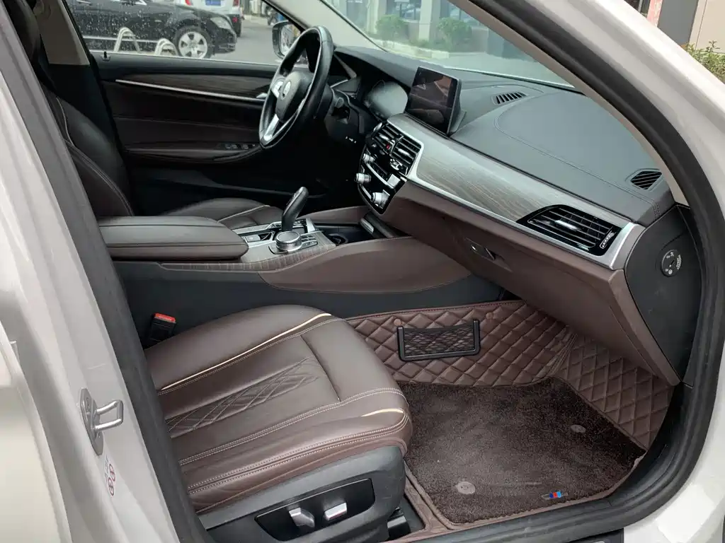 BMW 5 Series New Energy — миниатюра 9