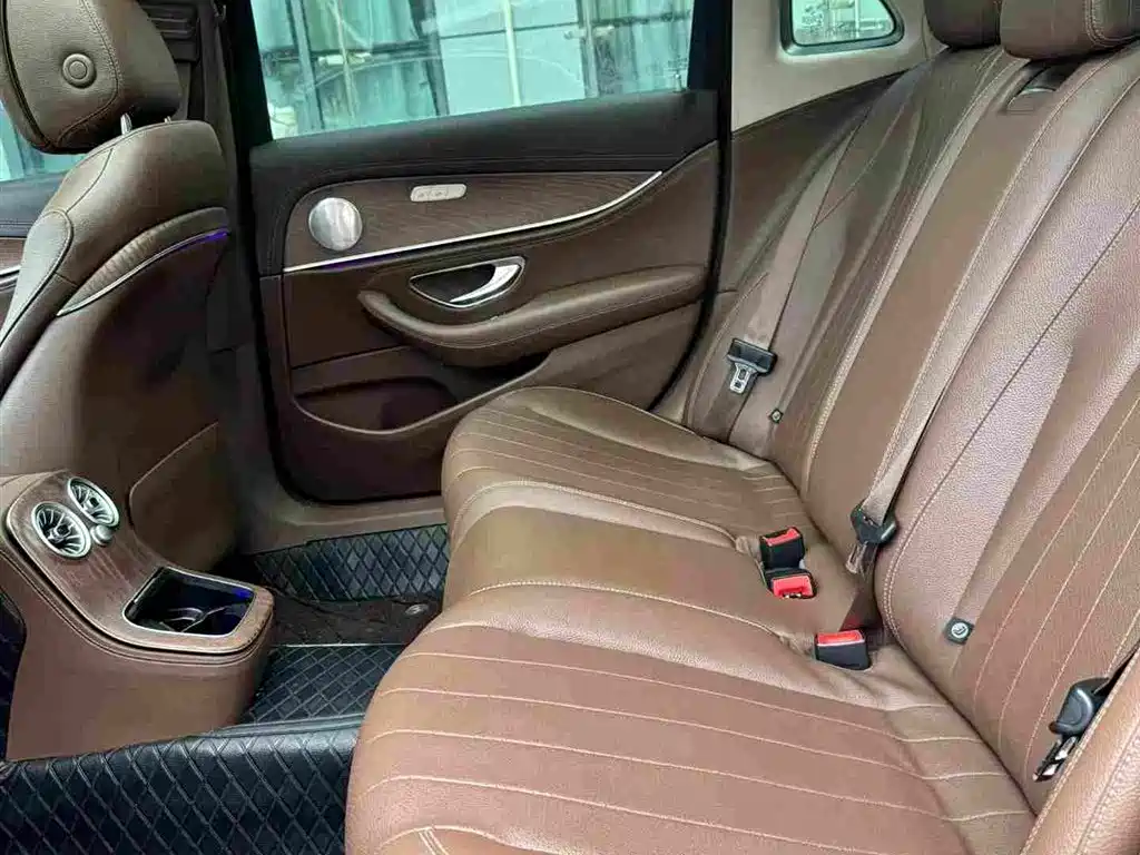 Mercedes-Benz E-Class — миниатюра 10