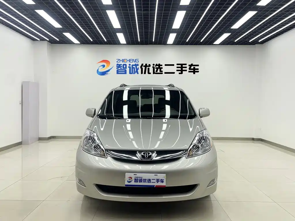 Toyota Sienna — миниатюра 2
