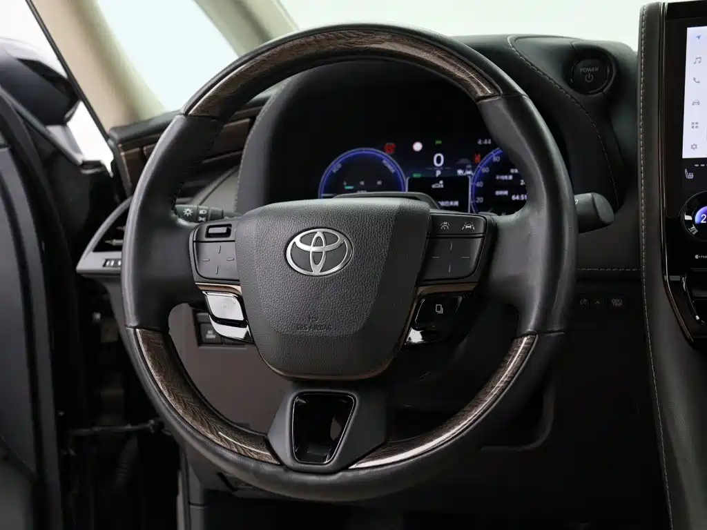 Toyota Alphard — миниатюра 15