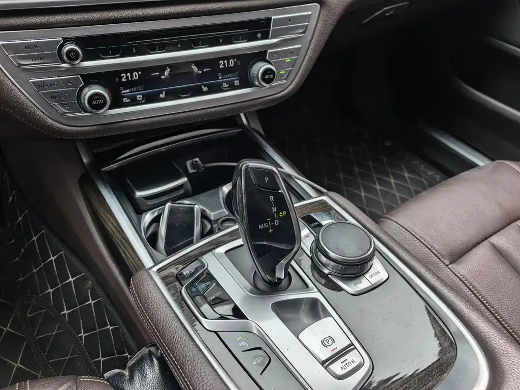 BMW 7 Series — миниатюра 8