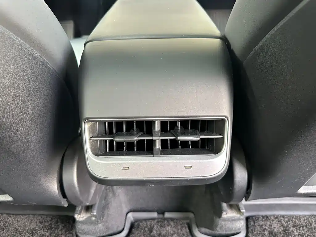 Tesla Model Y — миниатюра 18