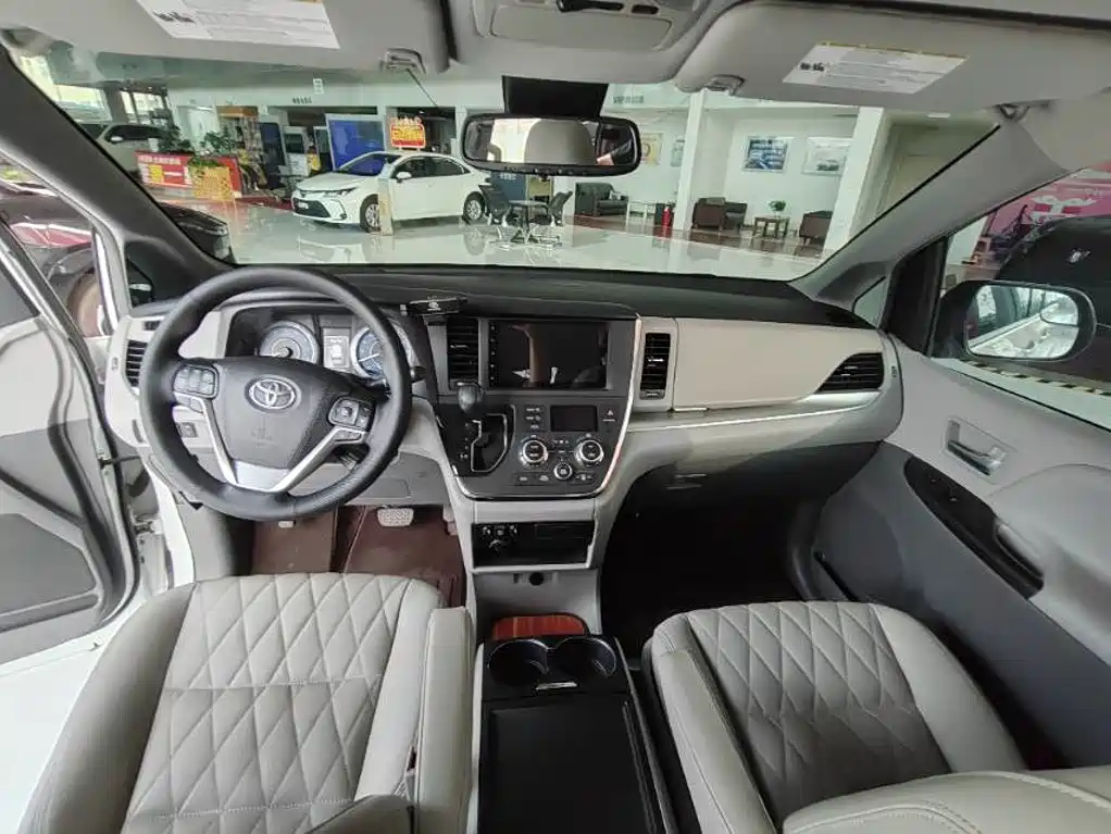 Toyota Sienna — миниатюра 6