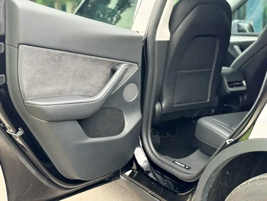 Tesla Model Y — миниатюра 12