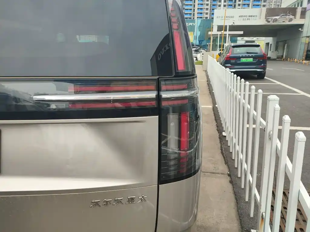 Volvo EM90 — миниатюра 8