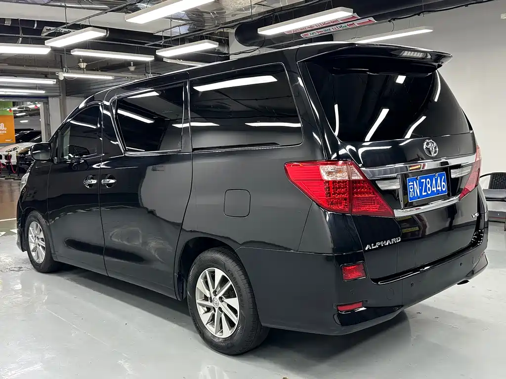 Toyota Alphard — миниатюра 5