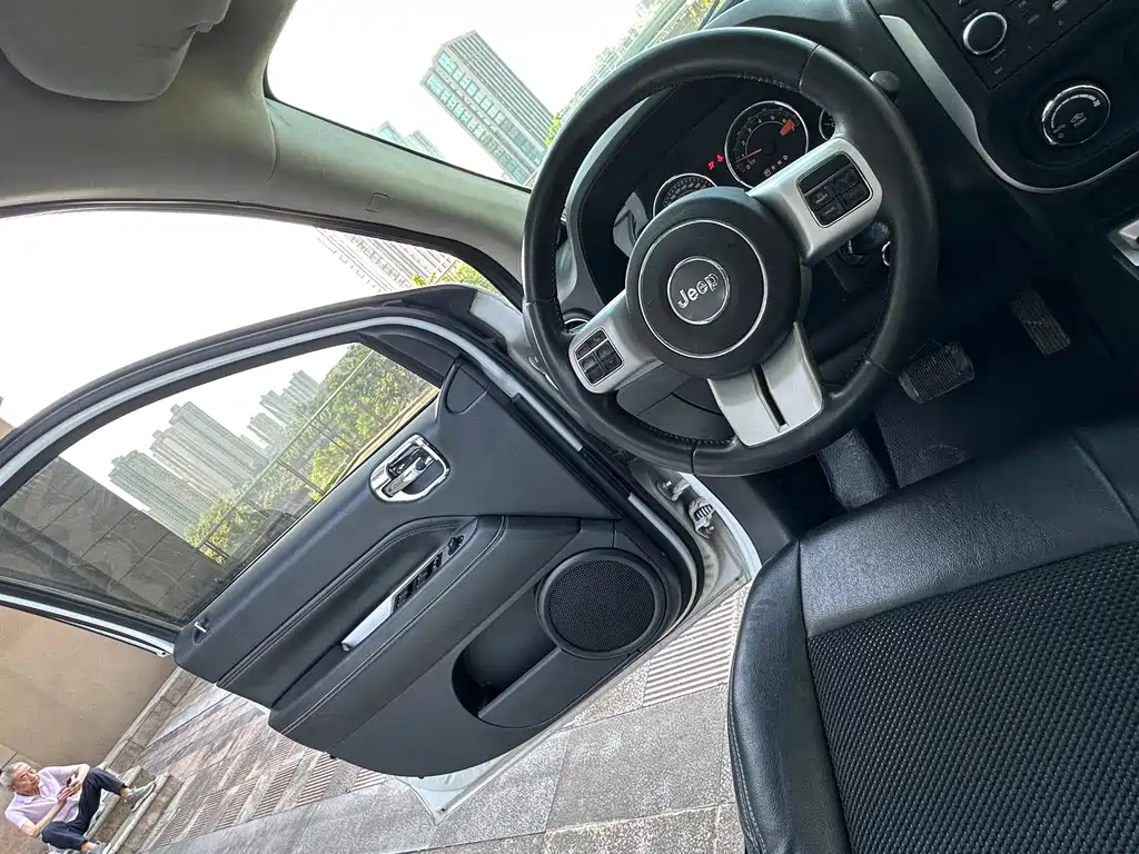 Jeep Compass (Import) — миниатюра 21