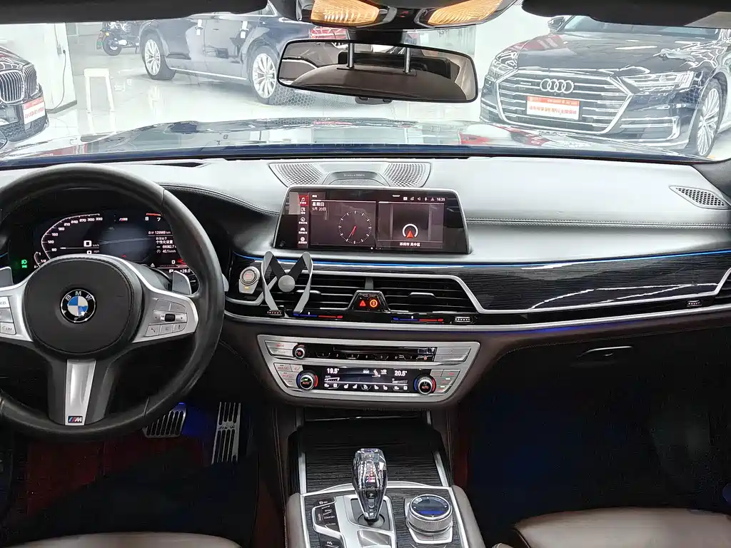 BMW 7 Series — миниатюра 11