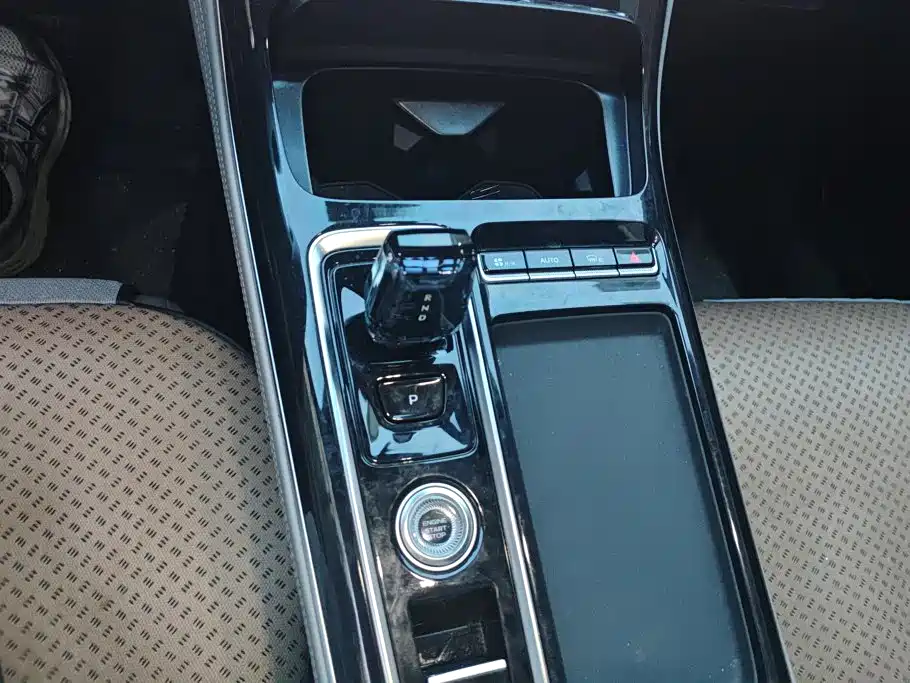 Geely Boyue L — миниатюра 15
