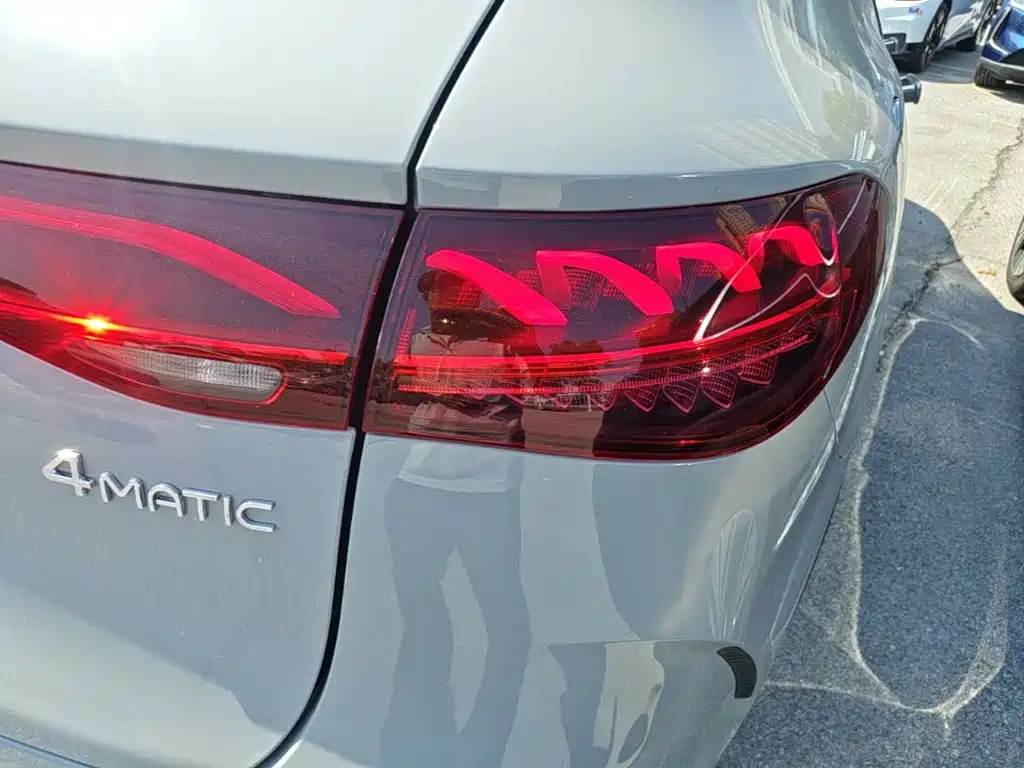 Mercedes-Benz EQE SUV — миниатюра 8