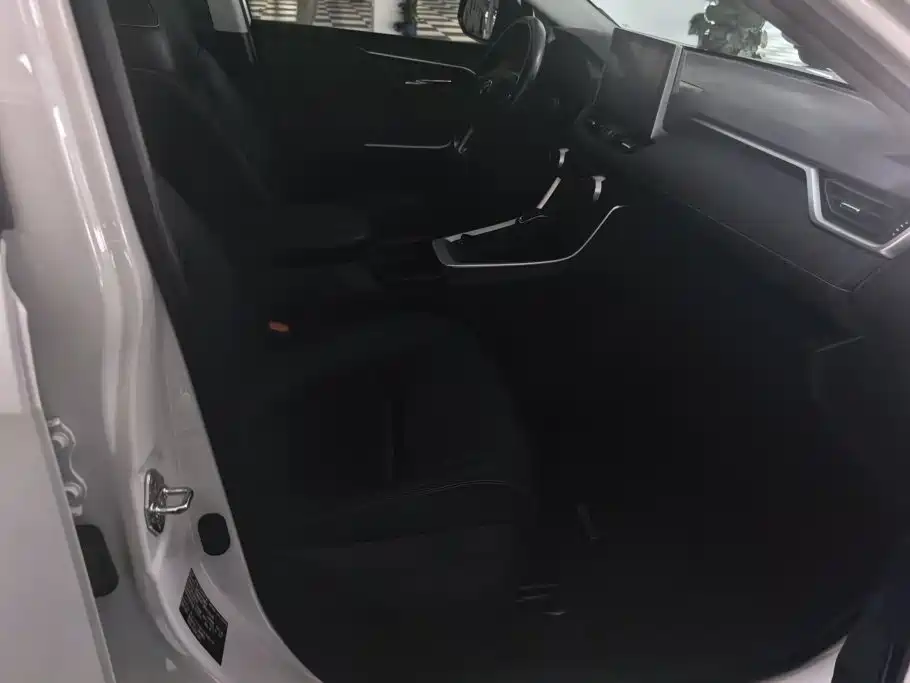 Toyota RAV4 — миниатюра 8