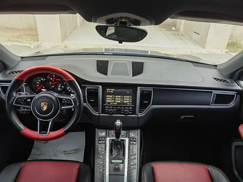 PORSCHE MACAN
