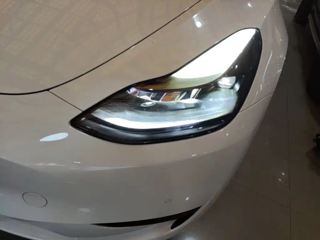 Tesla Model Y — миниатюра 24
