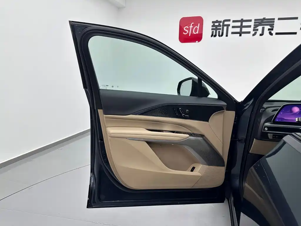 Cadillac Lyriq — миниатюра 8