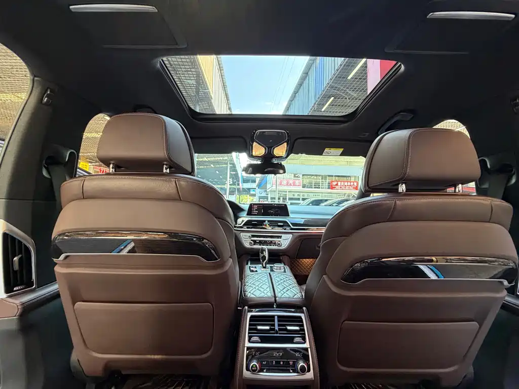 BMW 7 Series — миниатюра 21