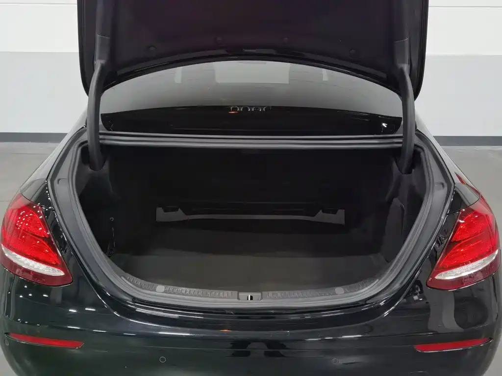 Mercedes-Benz E-Class — миниатюра 16