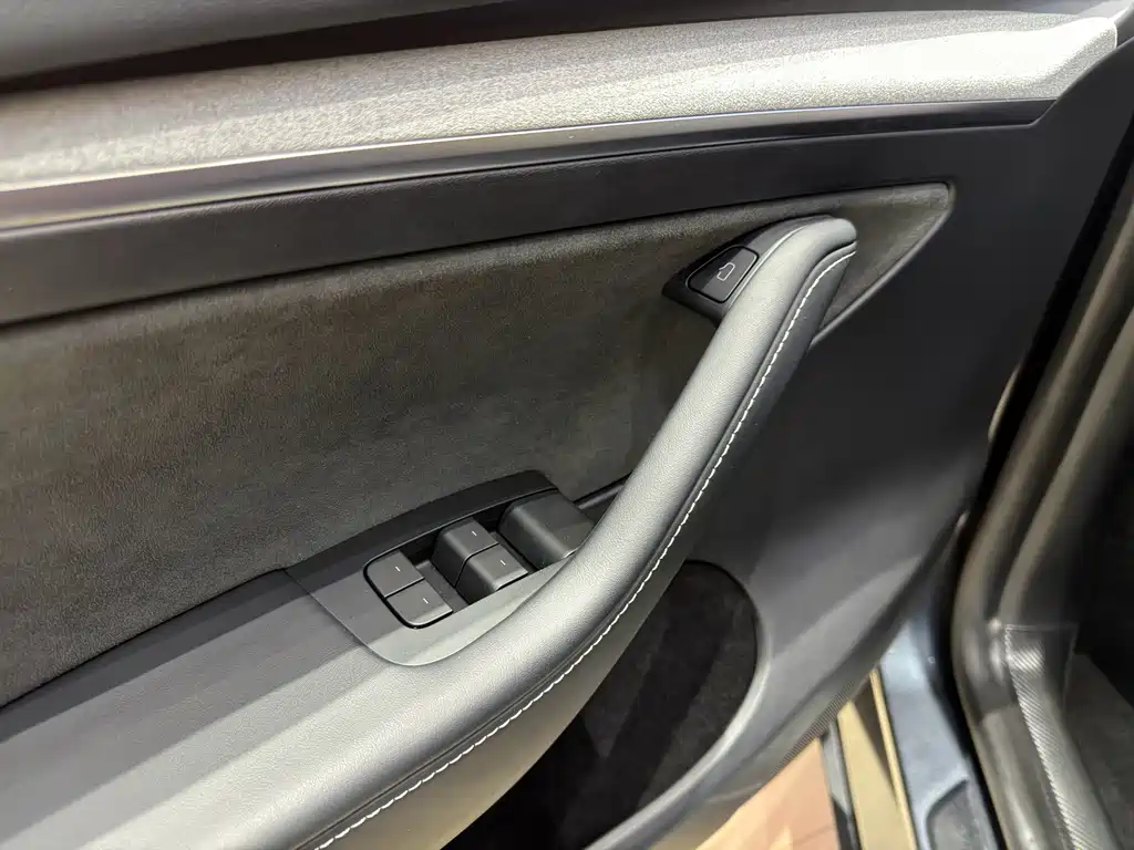 Tesla Model Y — миниатюра 17