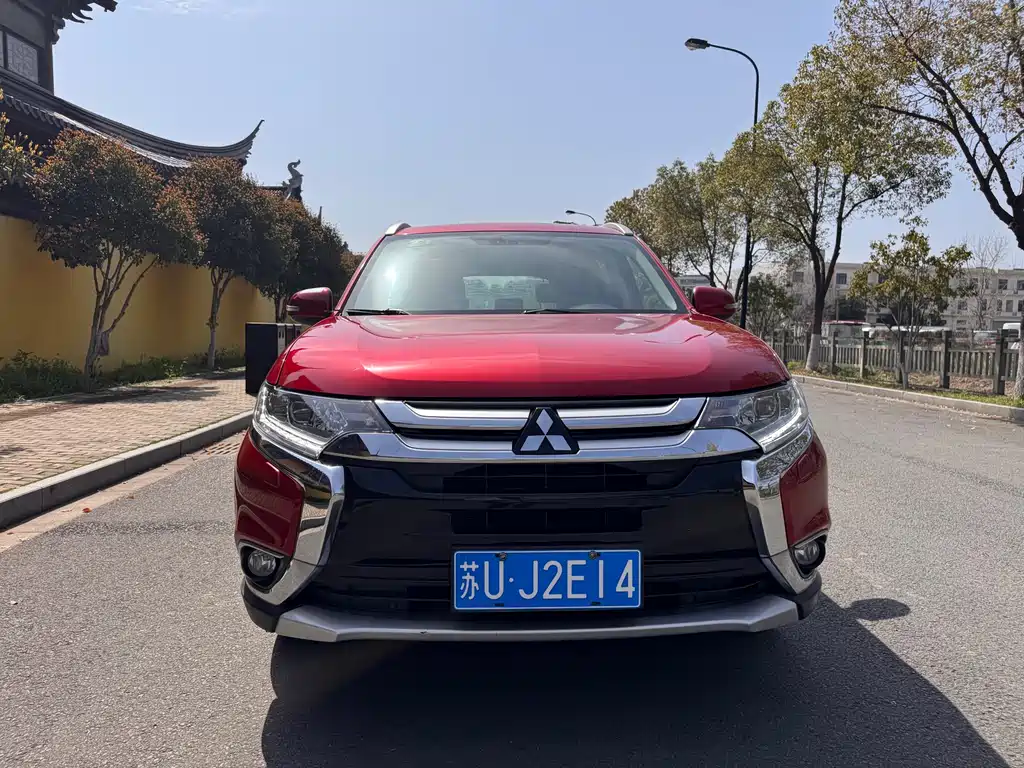 Mitsubishi Outlander 2016 2.4L Luxury 7 мест