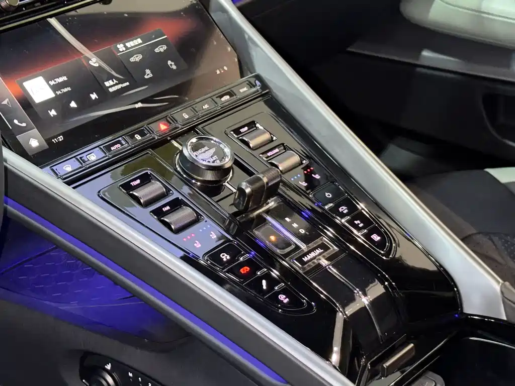 Aston Martin DB12 — миниатюра 10