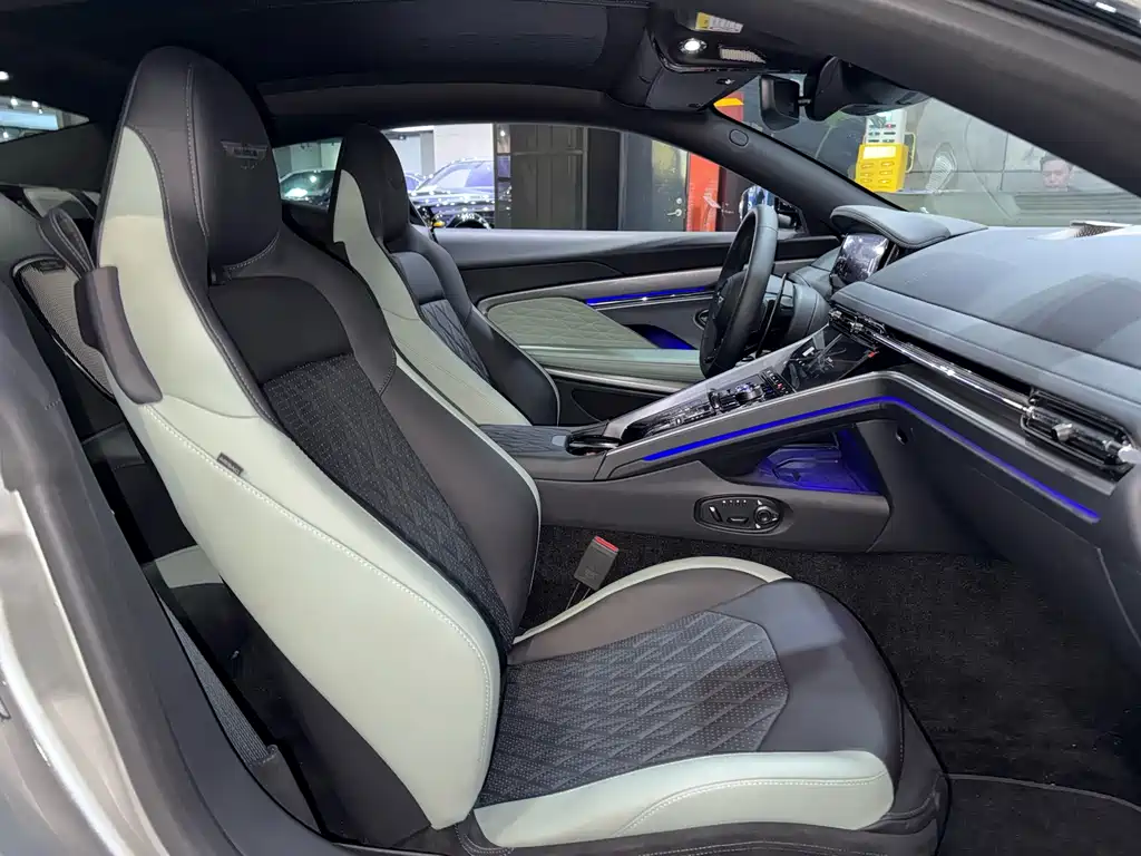 Aston Martin DB12 — миниатюра 18
