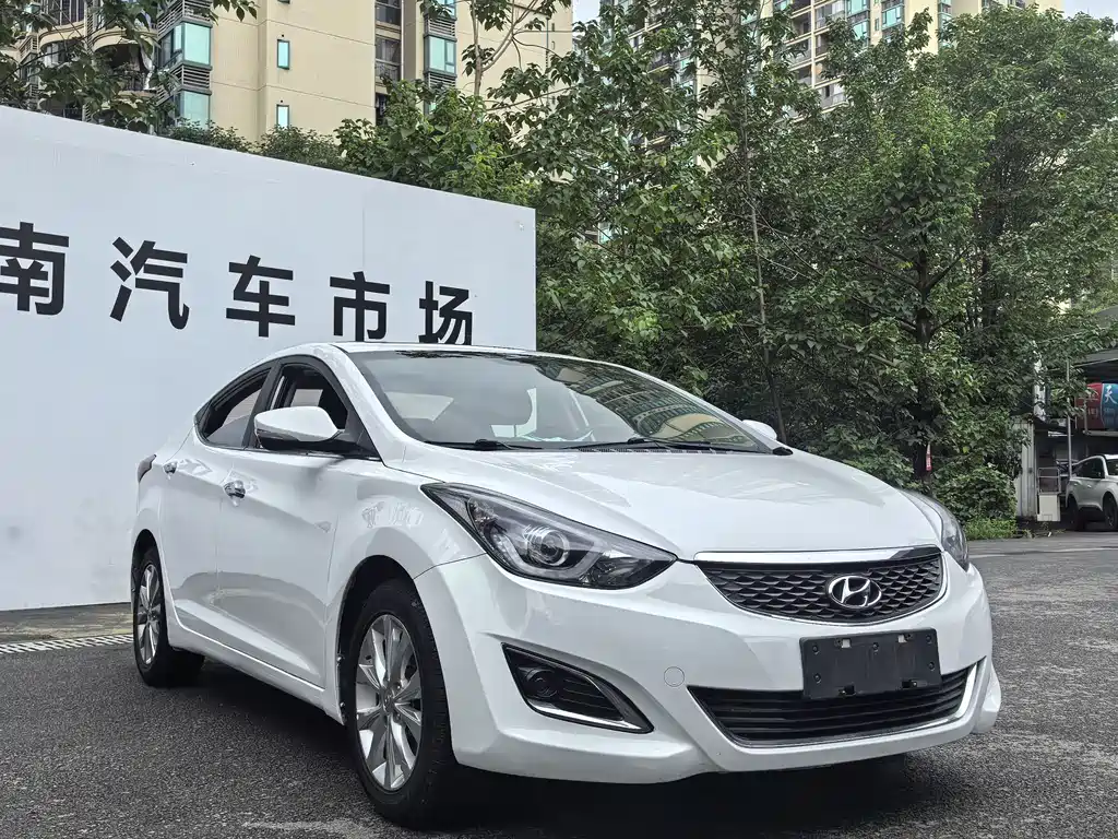 Hyundai Elantra 2016 1.6L AT Luxury