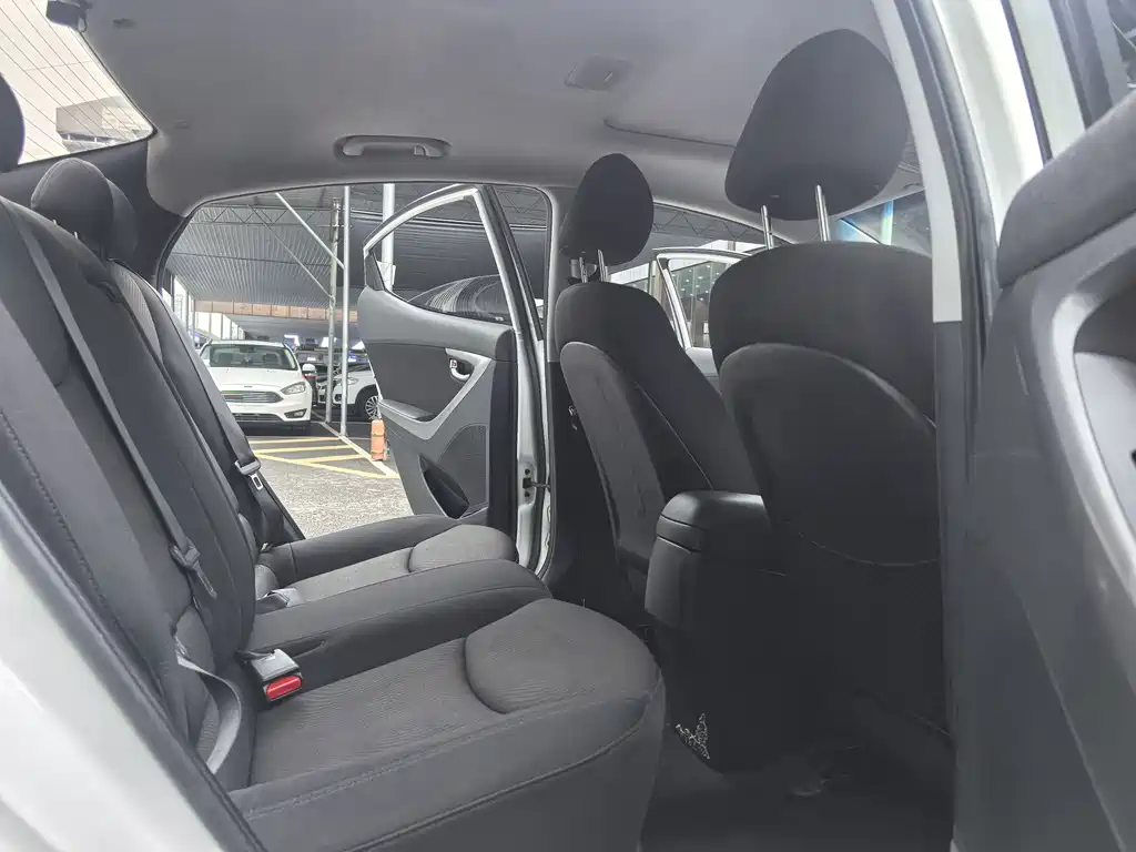 Hyundai Elantra 2016 1.6L AT Luxury